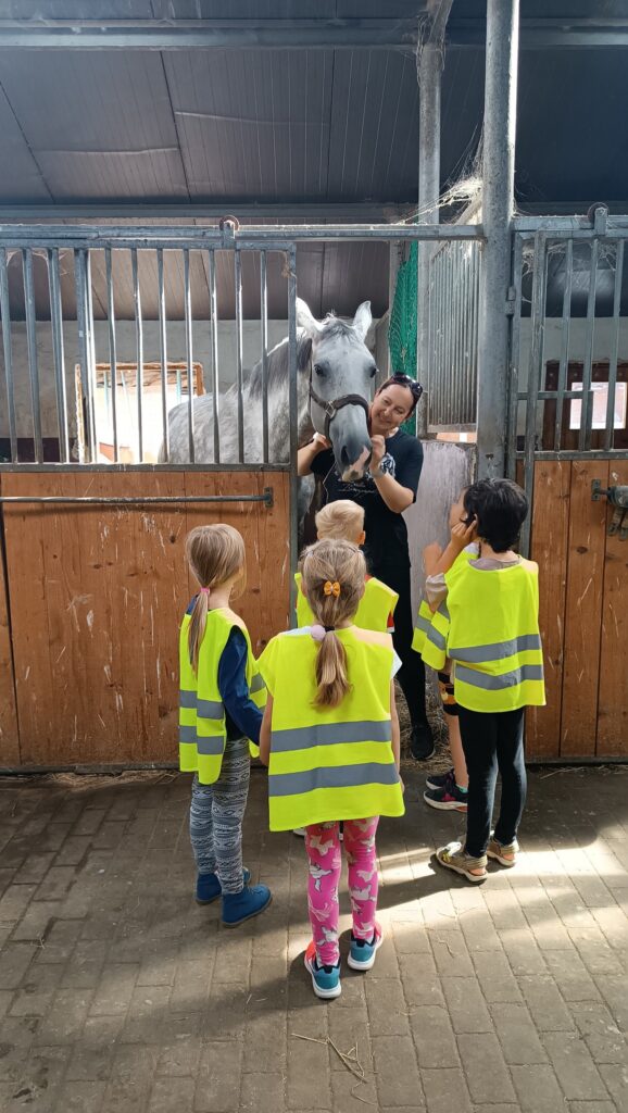 Dzieci uczestniczą w zajęciach hipoterapii