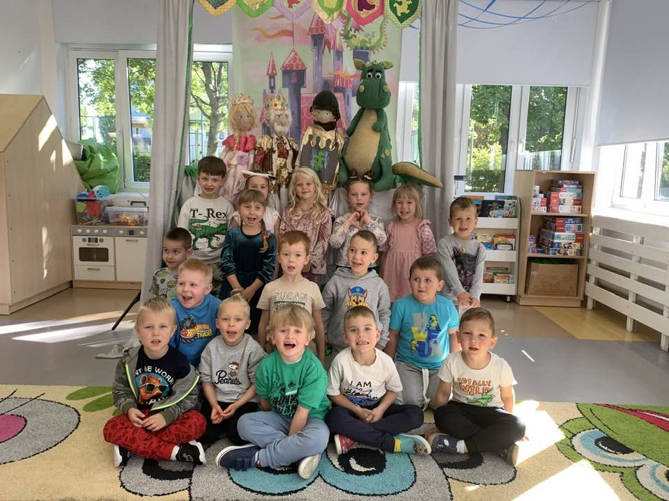 dzieci pozuje do pamiątkowego zdjęcia po przedstawieniu