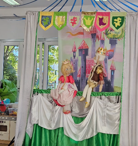 Lalki teatralne siedzą na scenie, czekając na występ