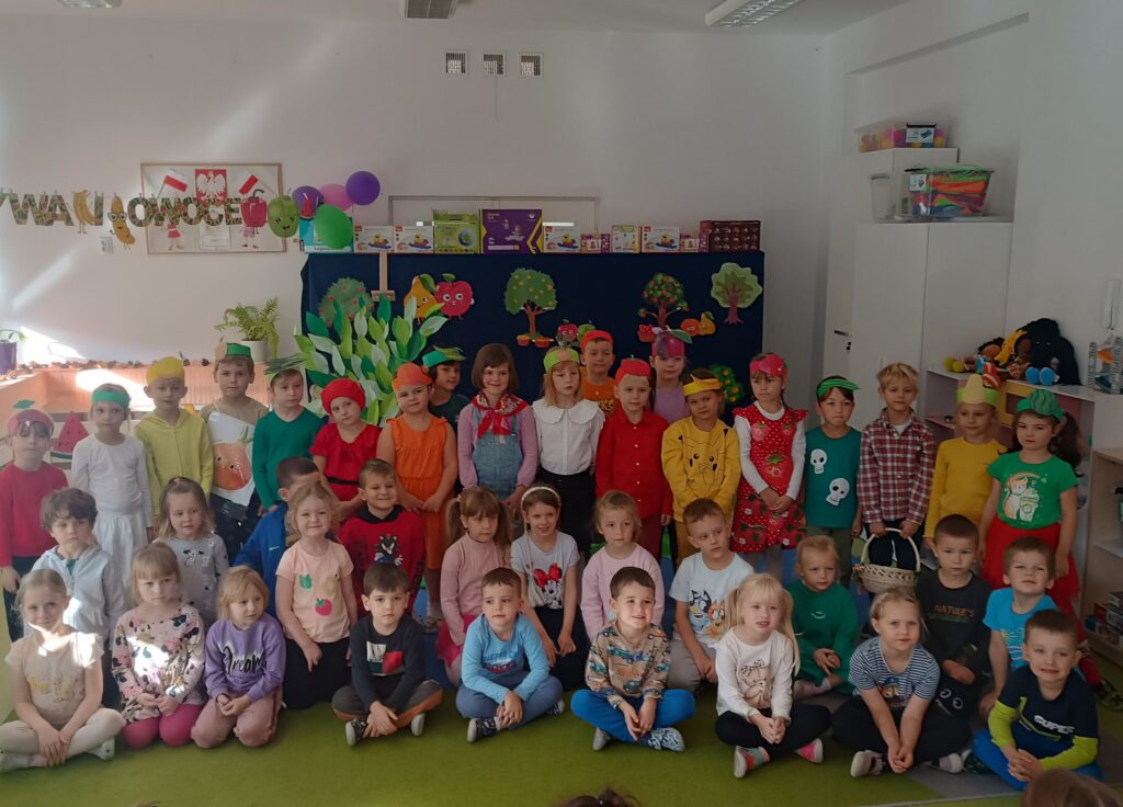 grupa dzieci siedząca na dywanie 