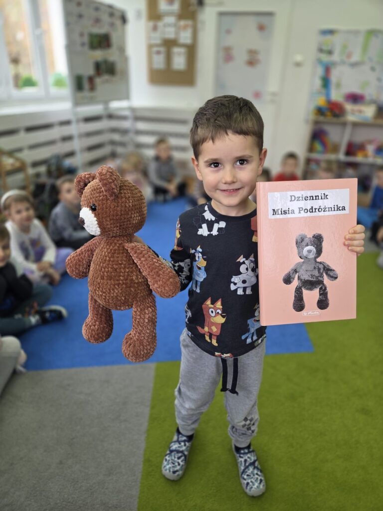 chłopiec trzyma misia i dziennik