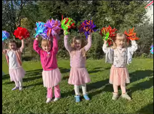 cheerleaderki dopingują piłkarzy