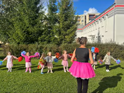 cheerleaderki dopingują piłkarzy