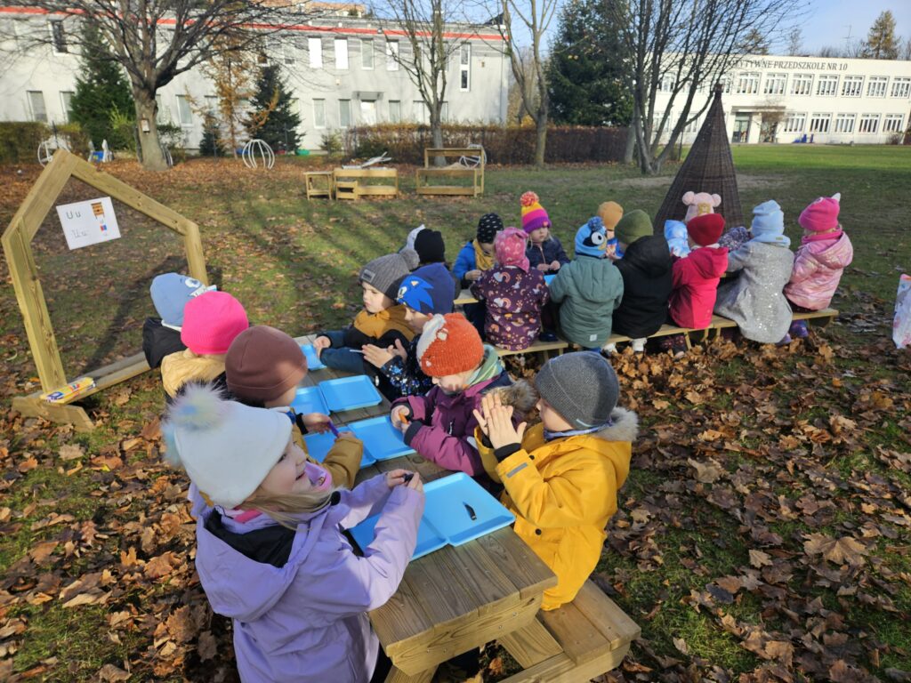 dzieci siedzą przy stoliku