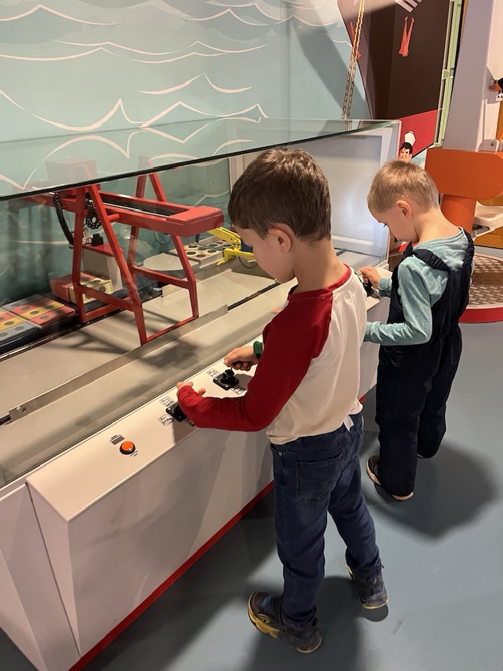 chłopcy stoją przy suwnicy 