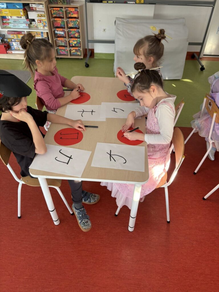 dzieci siedzą przy stoliku