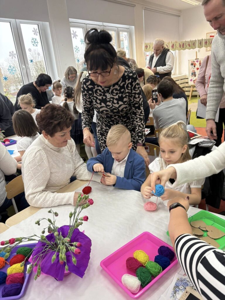 zabawy z dziadkami przy stoliku 