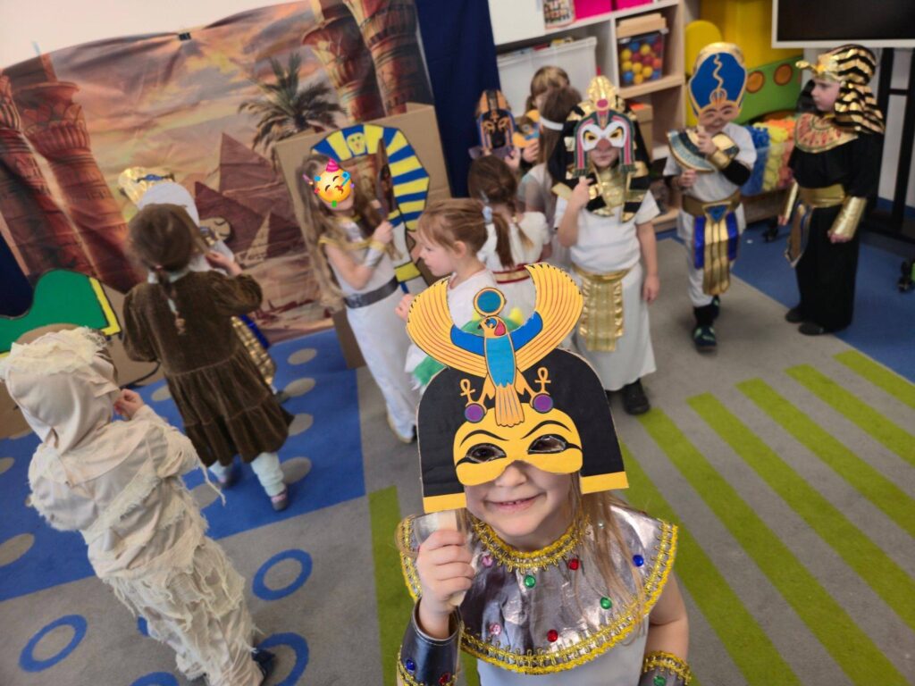 dziewczynka w masce karnawałowej