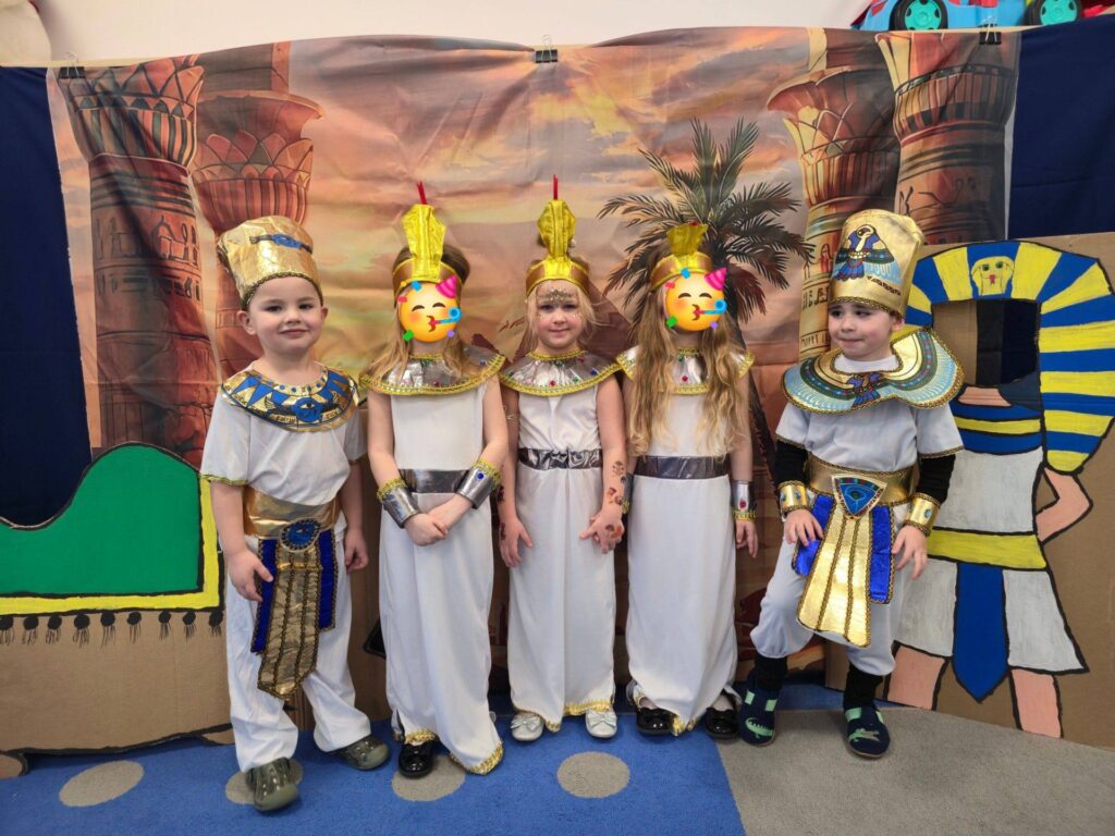 dzieci przebrane w stroje karnawałowe