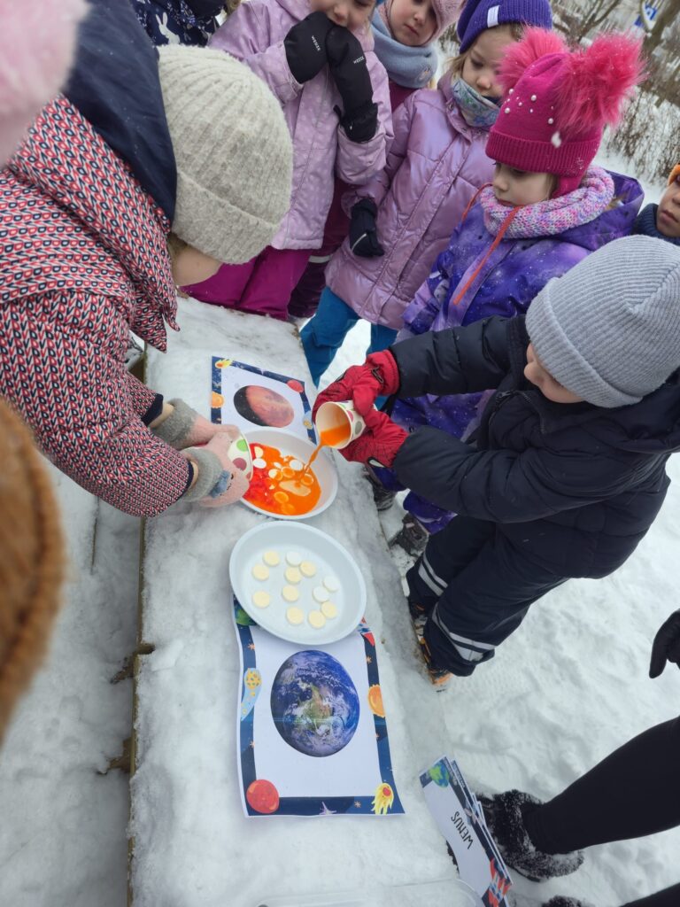 dzieci nalewają barwniki do miseczki 