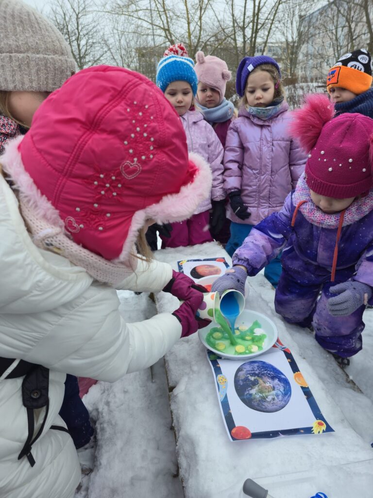 dzieci tworza barwne planty