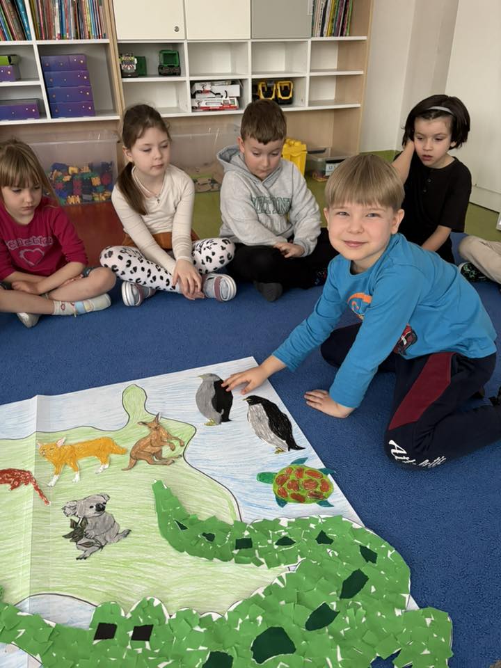 chłopiec pokazuje pingwina