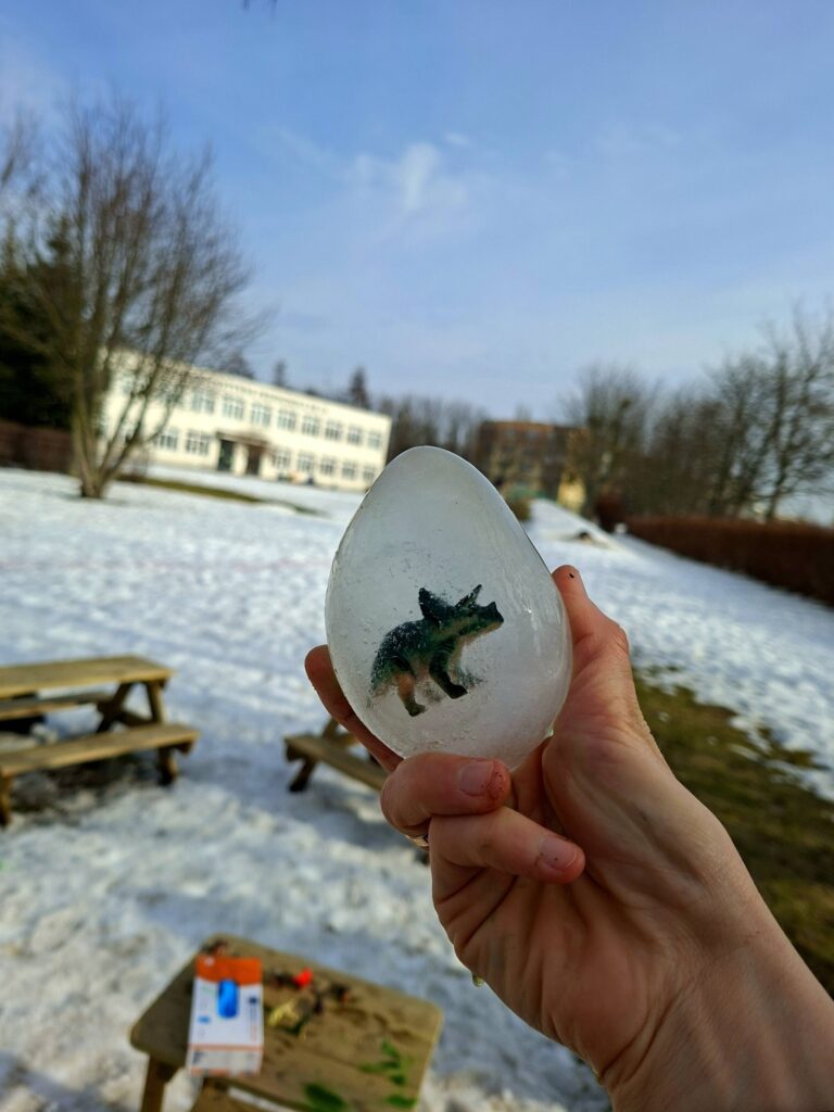 dinozaur w jajku lodowym