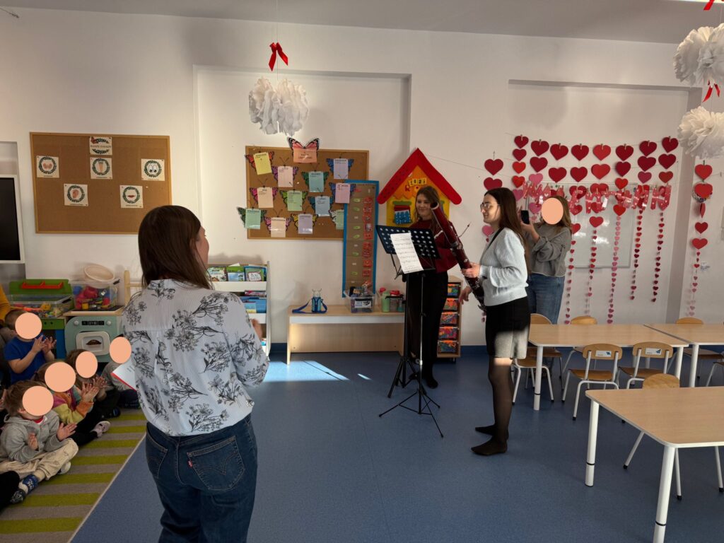 
Panie trzymające instrument muzyczny 