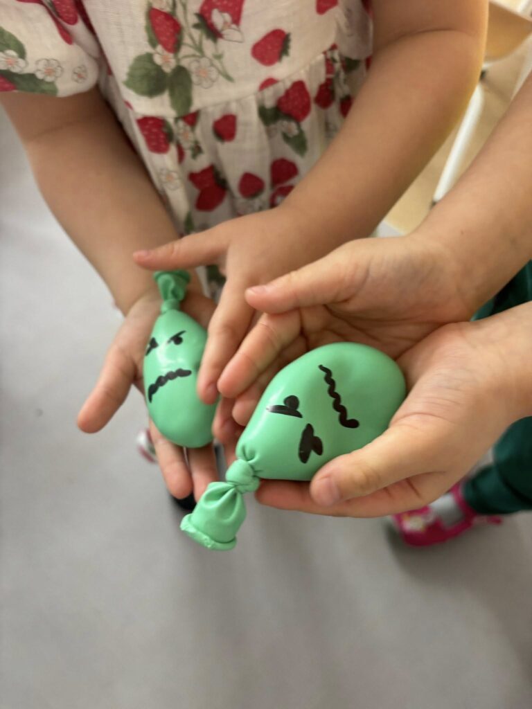 dzieci trzymają "gniotka"