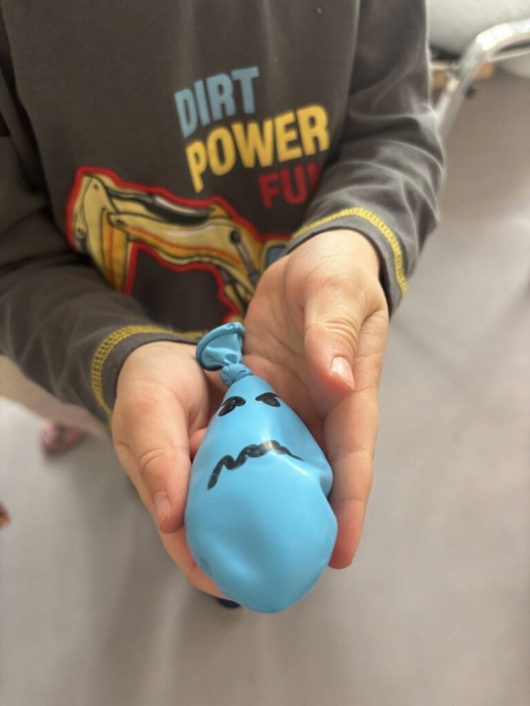 dzieci trzymają "gniotka"