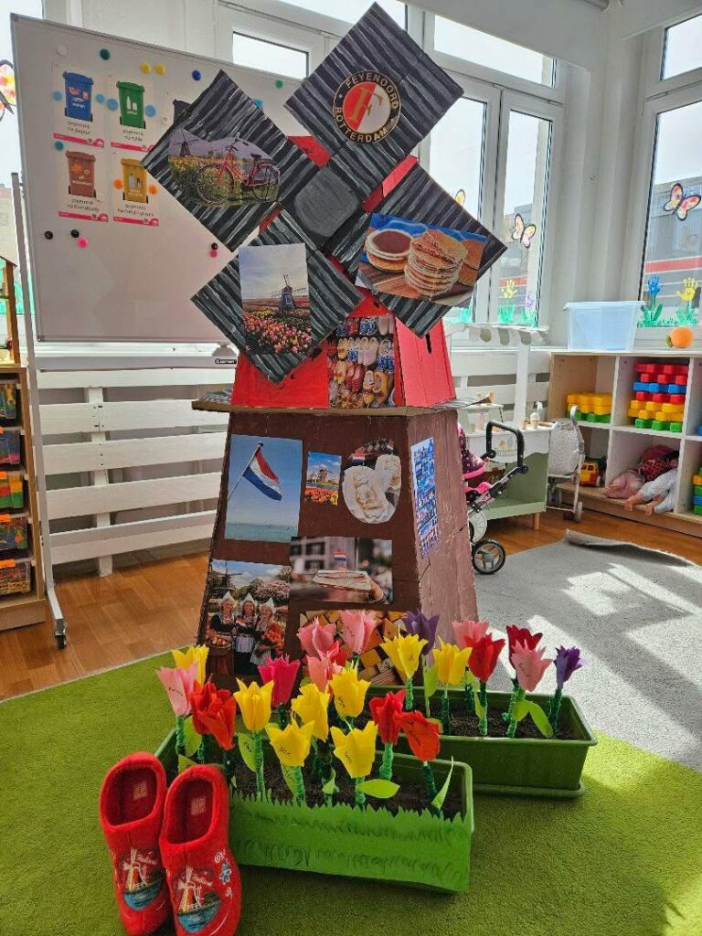 wiatrak holenderski, drewniaki oraz tulipany wykonane z papieru