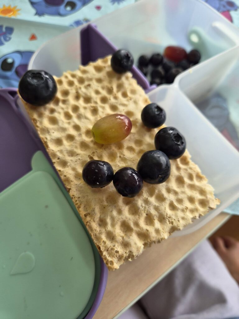 owoce na pieczywie chrupkim 