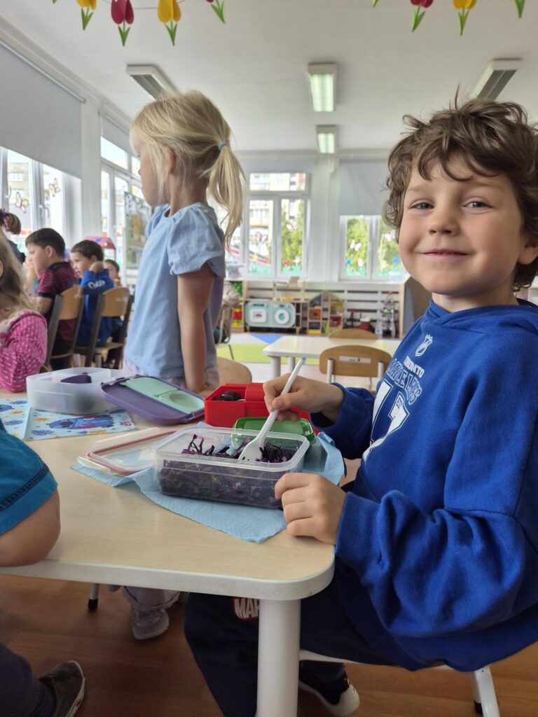 chłopczyk siedzi przy stoliku 