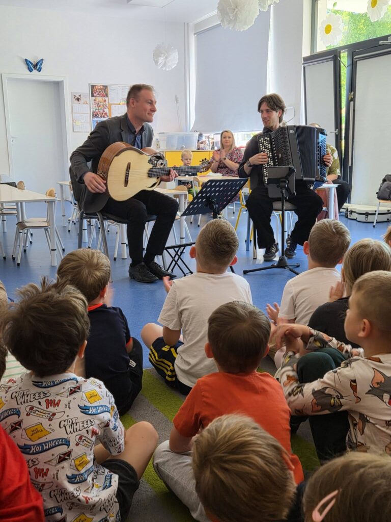 Panowie z instrumentami : gitara i akordeon