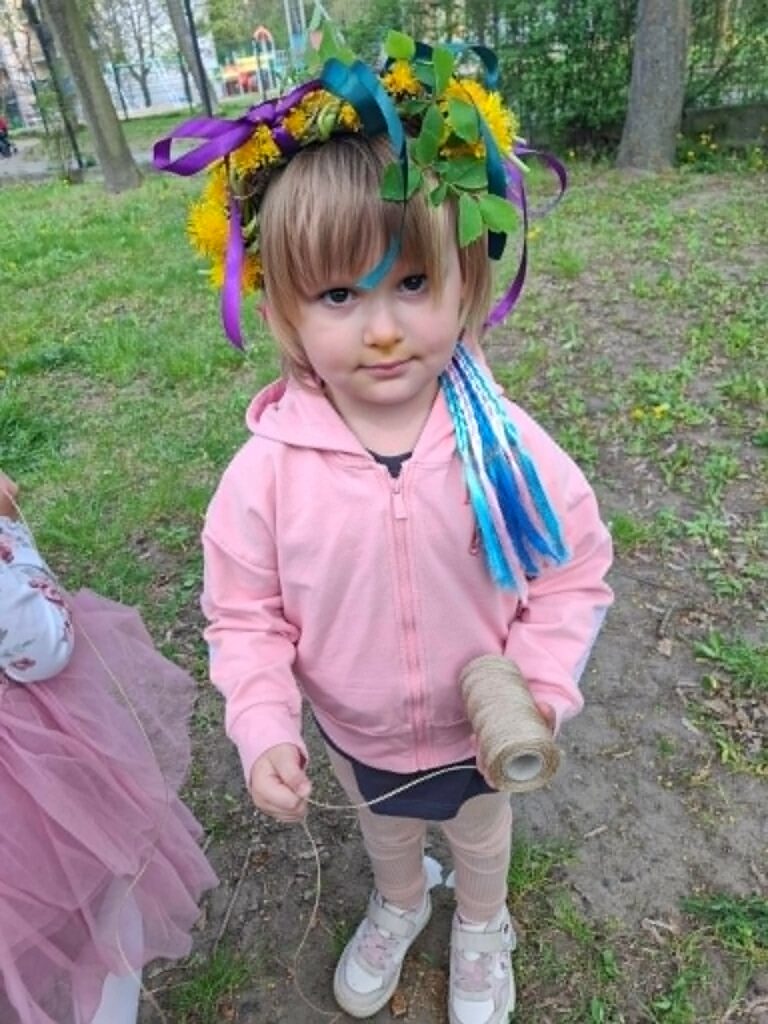 dziewczynka trzyma sznurek jutowy 